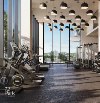 Gimnasio moderno, totalmente equipado, de doble altura, con equipo Technogym y vistas a la piscina y los jardines